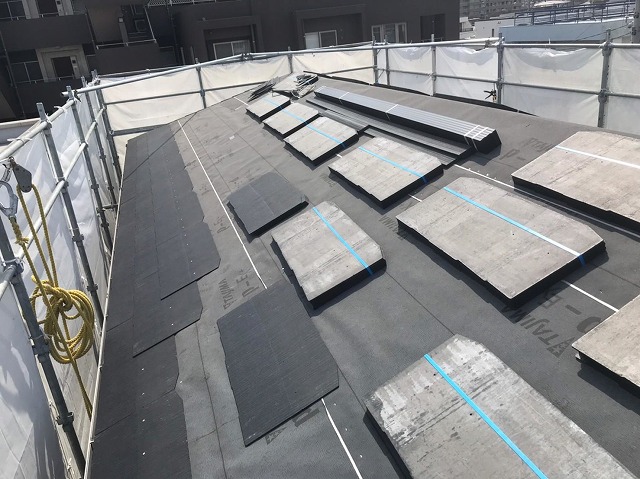 日進市で葺き替え工事の実施、既存のパミール屋根から軽量で扱いやすい新規屋根材のカラーベストで施工